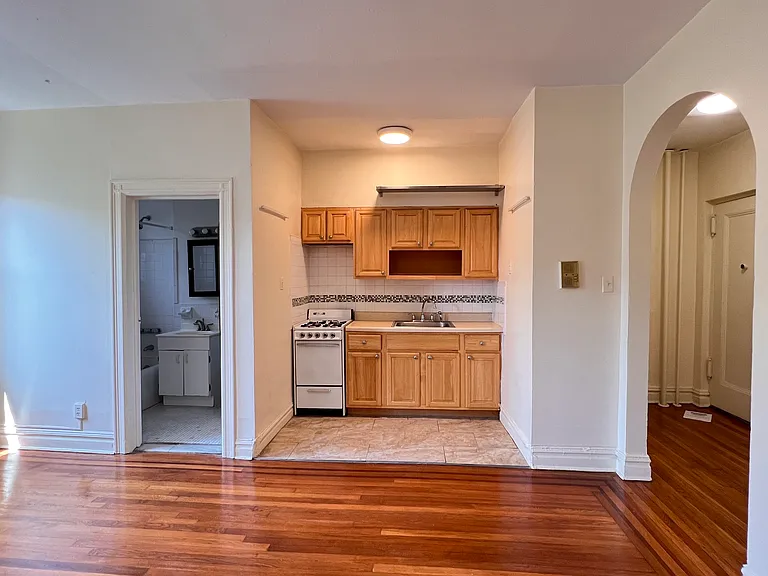 821 Bergen Ave #D7 — Photo 3