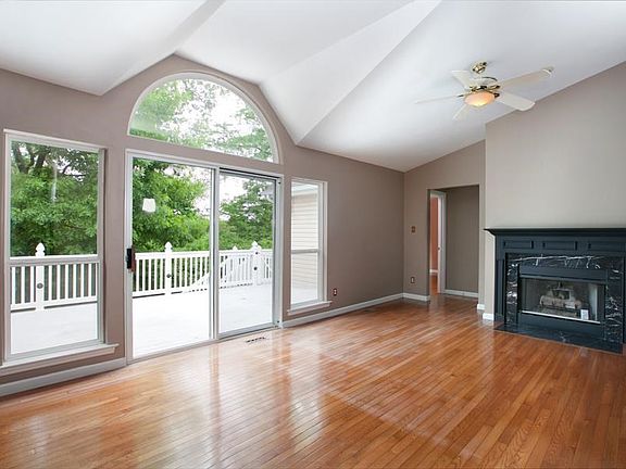 3rd image of 912 Oak Knoll Manor Dr