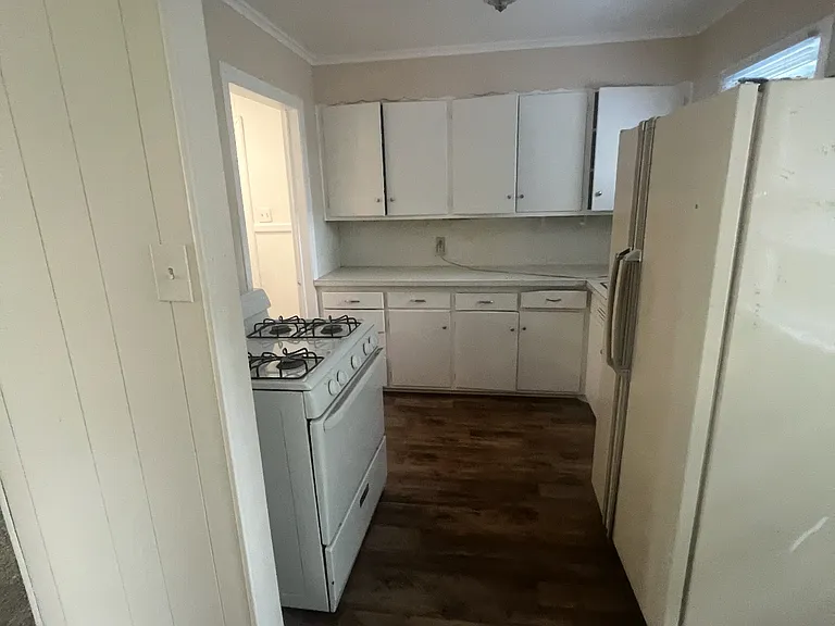 1714 E Cedar Ave — Photo 8