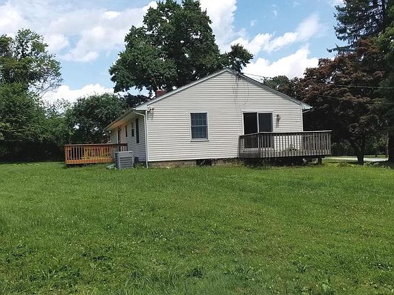 3rd image of 2411 Magnolia Dr