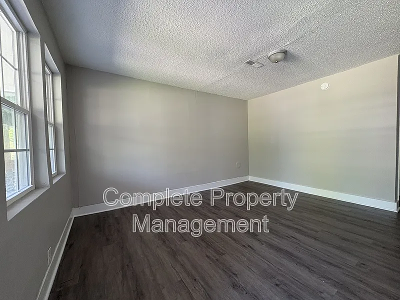 3 bed, 1.0 bath, 1926 sqft, $950 — Photo 3