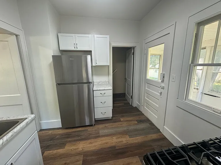 440 43rd St — Photo 3