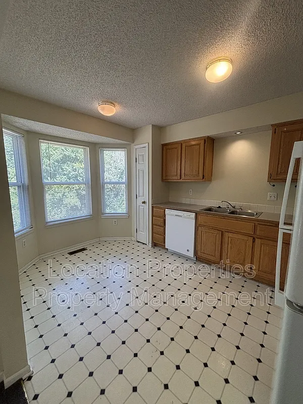 3 bed, 2.0 bath, 1056 sqft, $1,575 — Photo 3