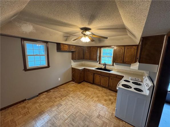 544 S Ridge Dr, Olathe, KS 66061