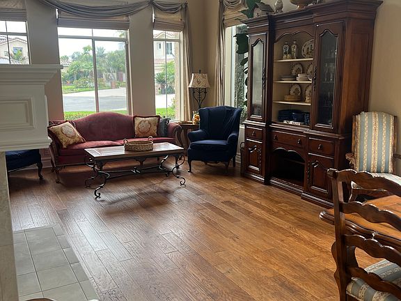 Living Room & Dining Room Vaulted Ceilings