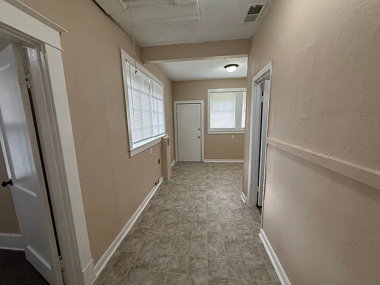 961 N Willett St — Photo 2