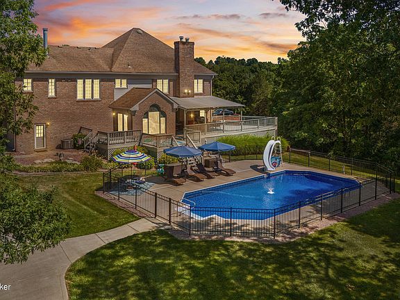 3rd image of 916 Twelve Oaks Dr