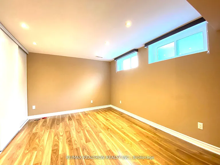 76 Clansman Blvd #LOWER — Photo 14