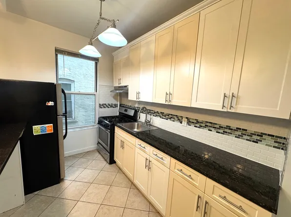 4-33 27th Avenue image 3 of 13