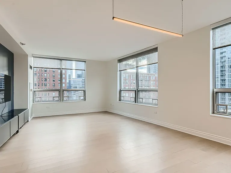 330 W Grand Ave #1202 — Photo 4