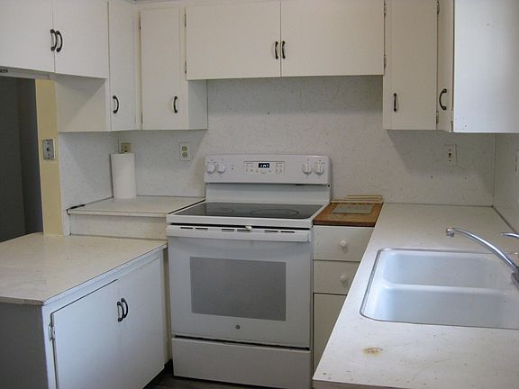 4th image of 643 N 48th St