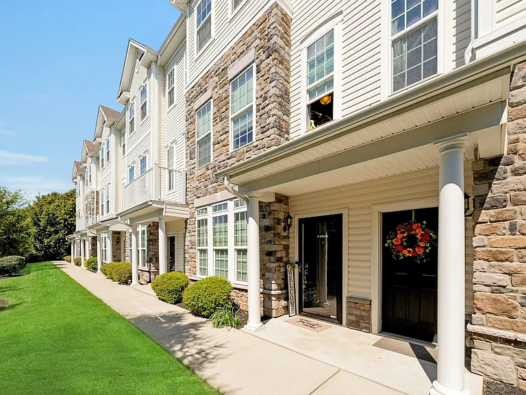 1 Clover Ln — Photo 2