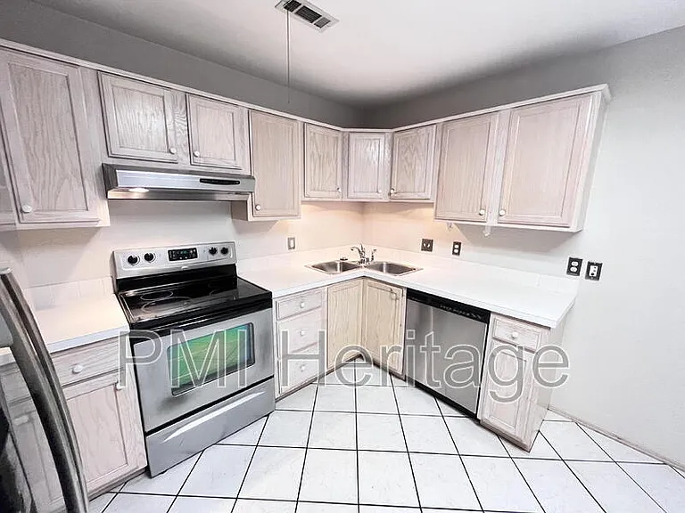 884 N Daisy Ln — Photo 8