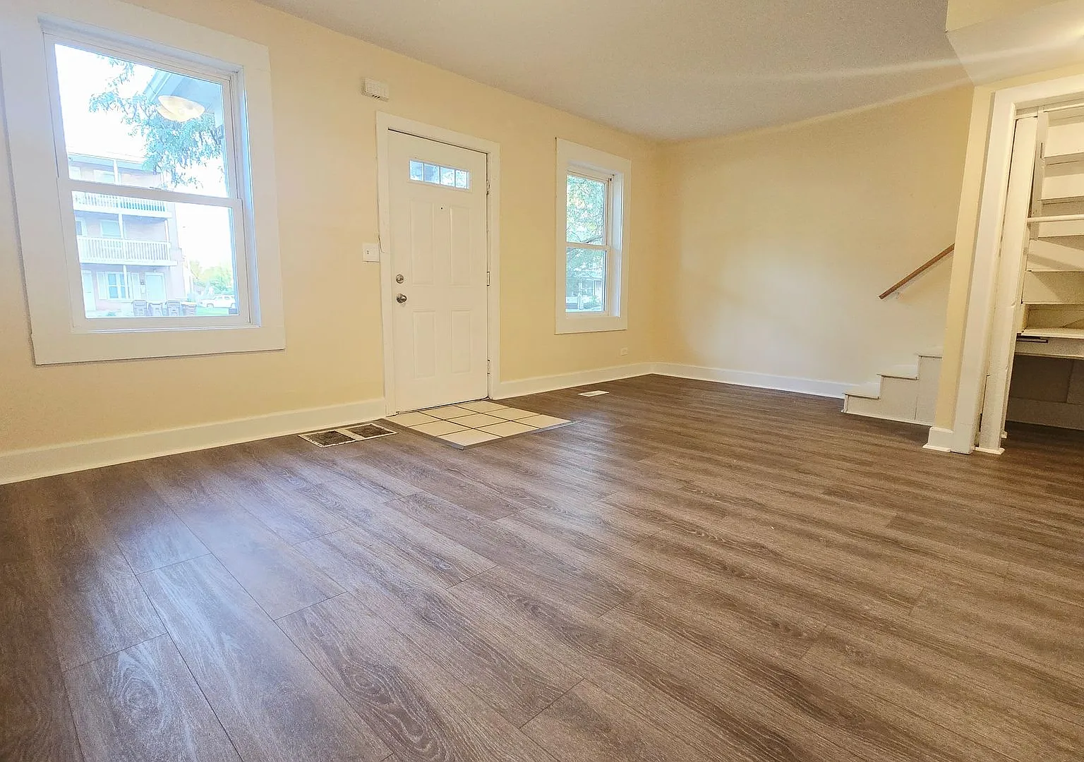 Spacious 5 Bed 2 Bath House - Pet-Friendly — Photo 4