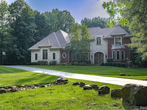 8307 Granite Ct, Dexter, MI 48130