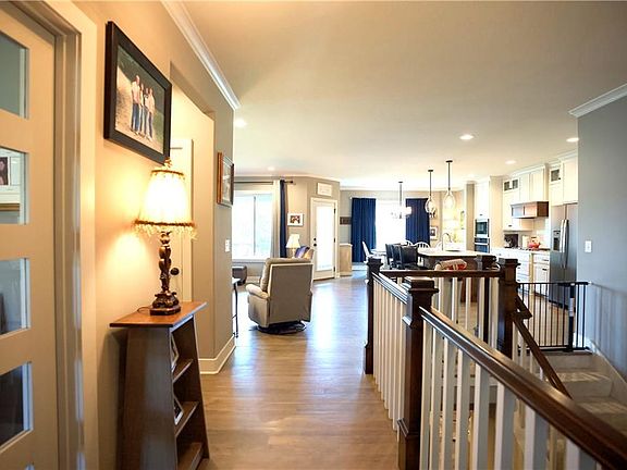 2nd image of 211 Broadmoor Dr