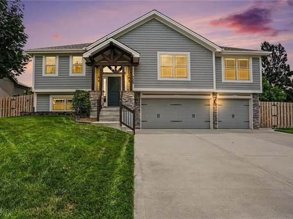 725 E 13th Ter, Kearney, MO 64060