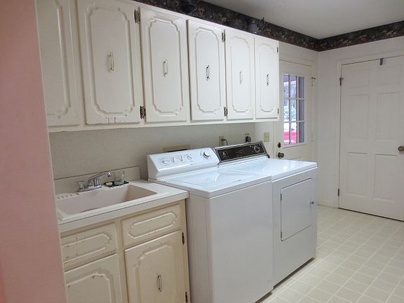 5th image of 1060 NW Old Mill Dr