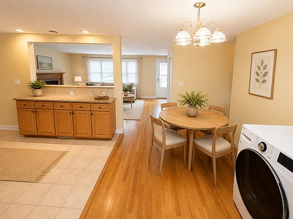 5th image of 29 Greenleaf Cir