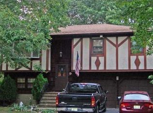 9 Tived Ln, Edison, NJ 08837