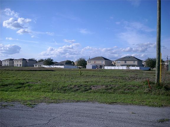 2nd image of 1050 Sabine Pl