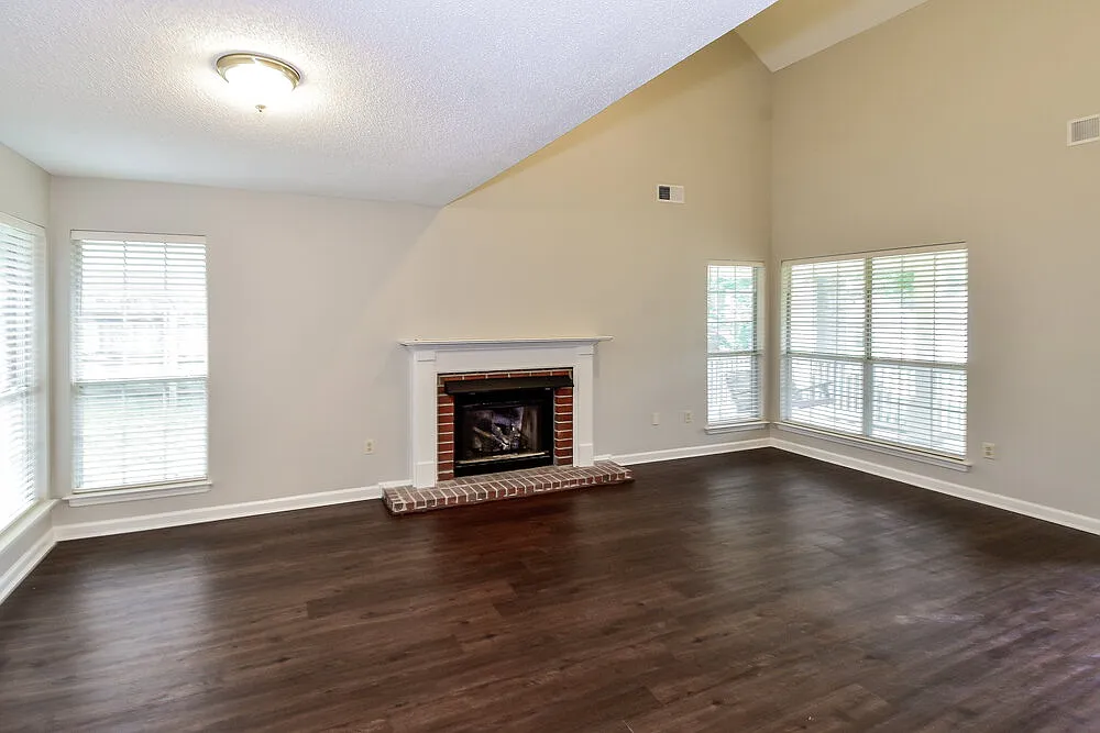 3 bed, 2.5 bath, 1821 sqft, $1,960 — Photo 3