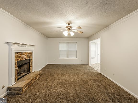 4th image of 676 Angela Dr