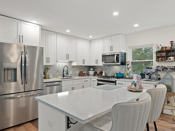 3rd image of 1470 Woodview Ln