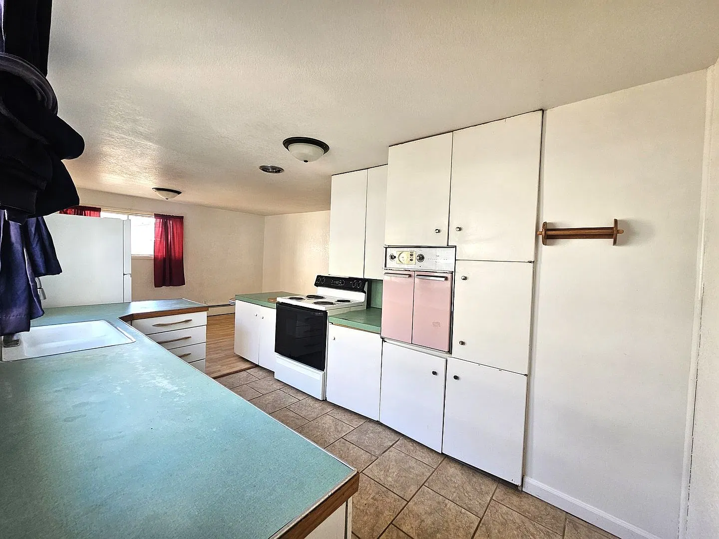 4 Bedroom 2 Bathroom — Photo 3