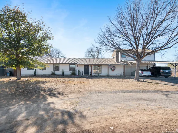 210 BARNES RD, Uvalde, TX 78801