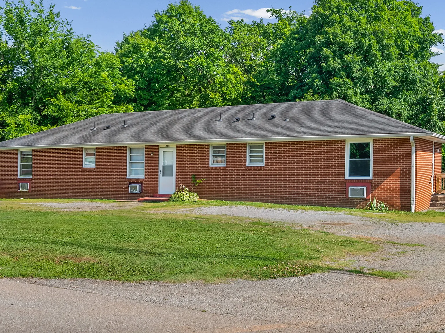 466 Circle Dr — Photo 2