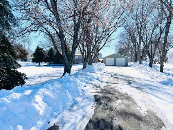 705 A St, Fairmont, NE 68354