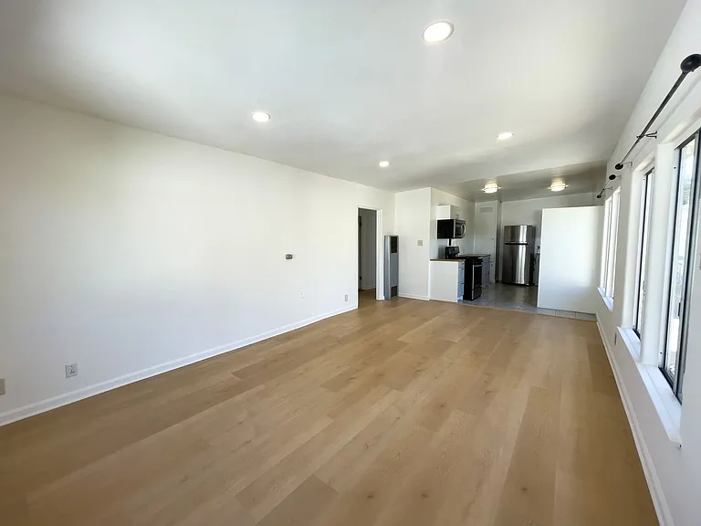 1517 E Maple St — Photo 2