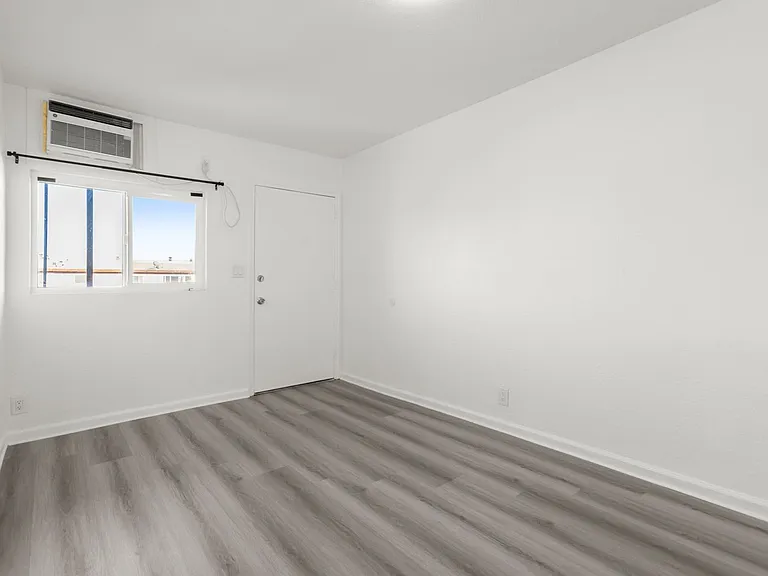 (Ar/Jo/Em:C) 1040 W. 91st Street — Photo 9