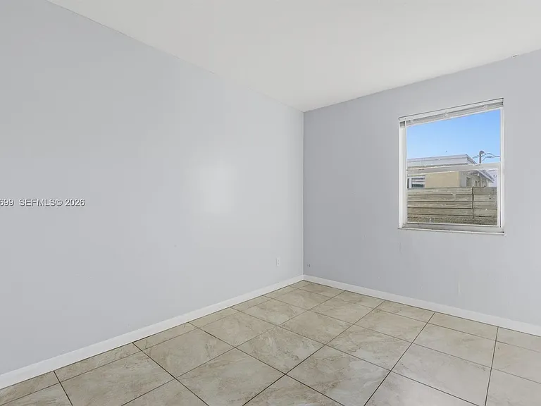 533 NW 15th Way — Photo 14