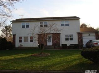 49 Orleans Grn, Coram, NY 11727