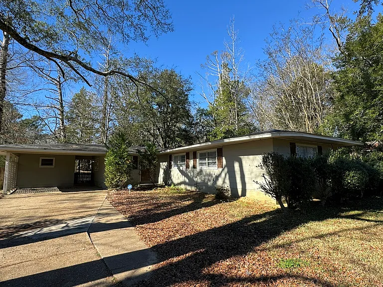 304 Colonial Cir — Photo 1
