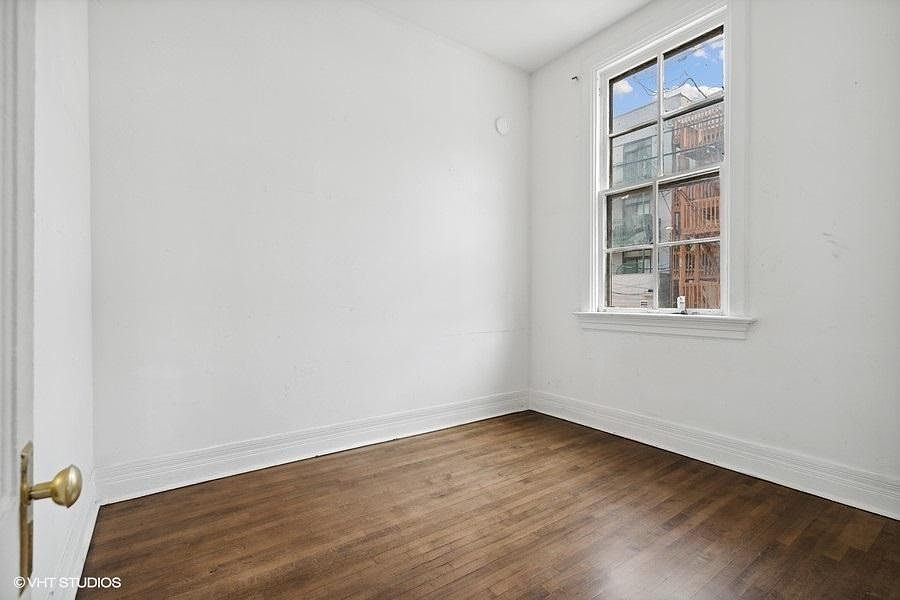 1st image of 3243 N Kenmore Ave #1