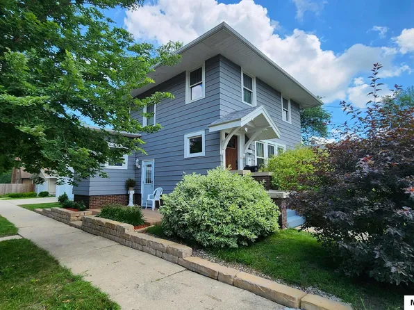 864 3rd St NW, Mason City, IA 50401