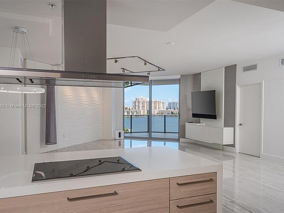 3rd image of 17111 Biscayne Blvd Unit 707