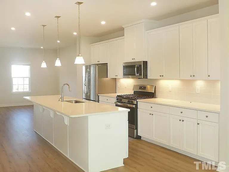 KitchenLargeIsland