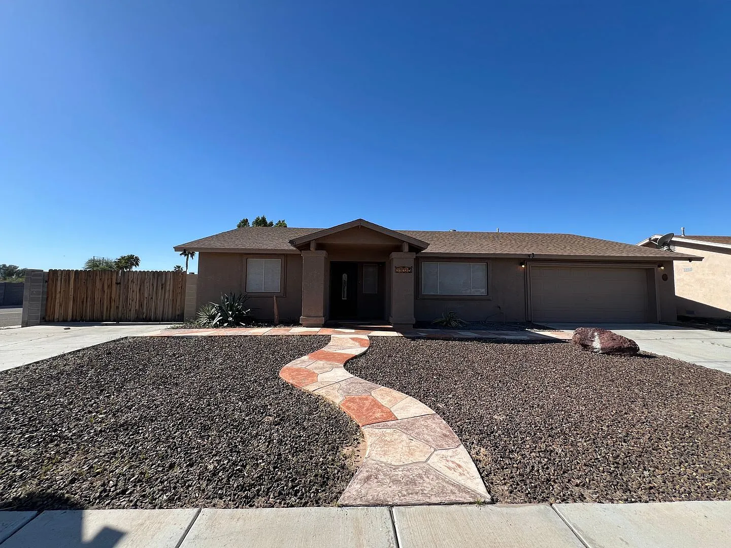 4 Bedroom Pool & Solar Home! — Photo 1