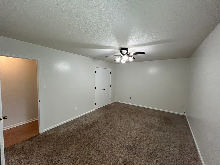 410 Riverton Ct — Photo 14