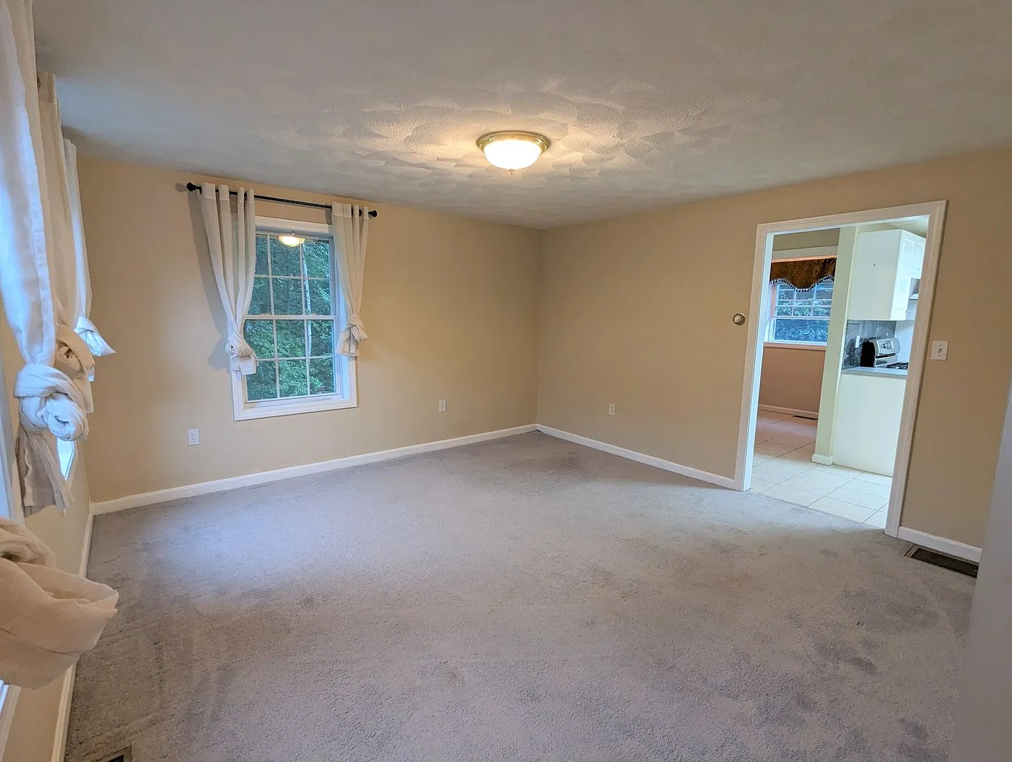 3 bed, 2 1/2 bath, Single Family Home in Plaistow, NH — Photo 3