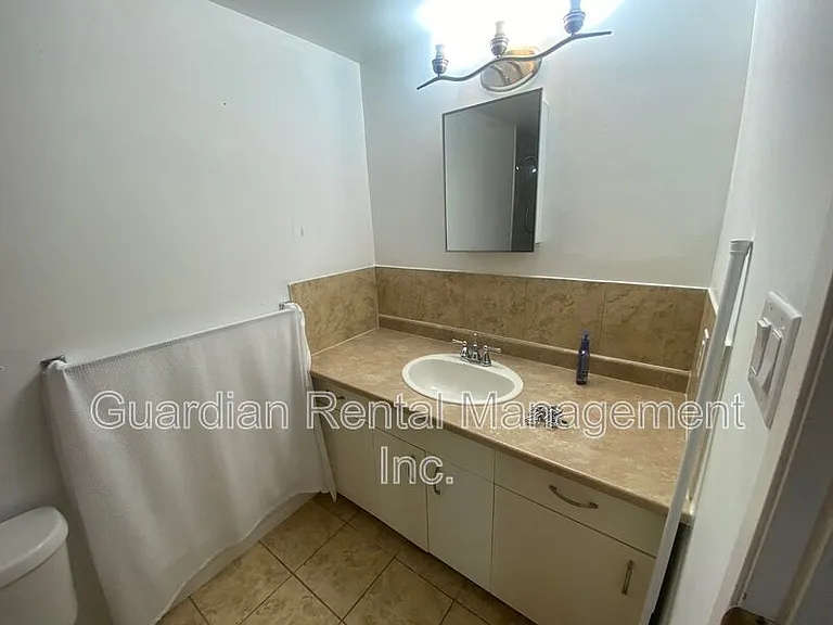 1522 Walsh St E #B — Photo 13