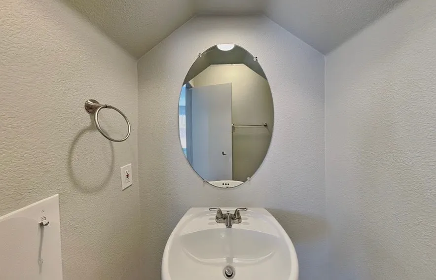 4 bed, 2.5 bath, 2082 sqft, $2,025 — Photo 3