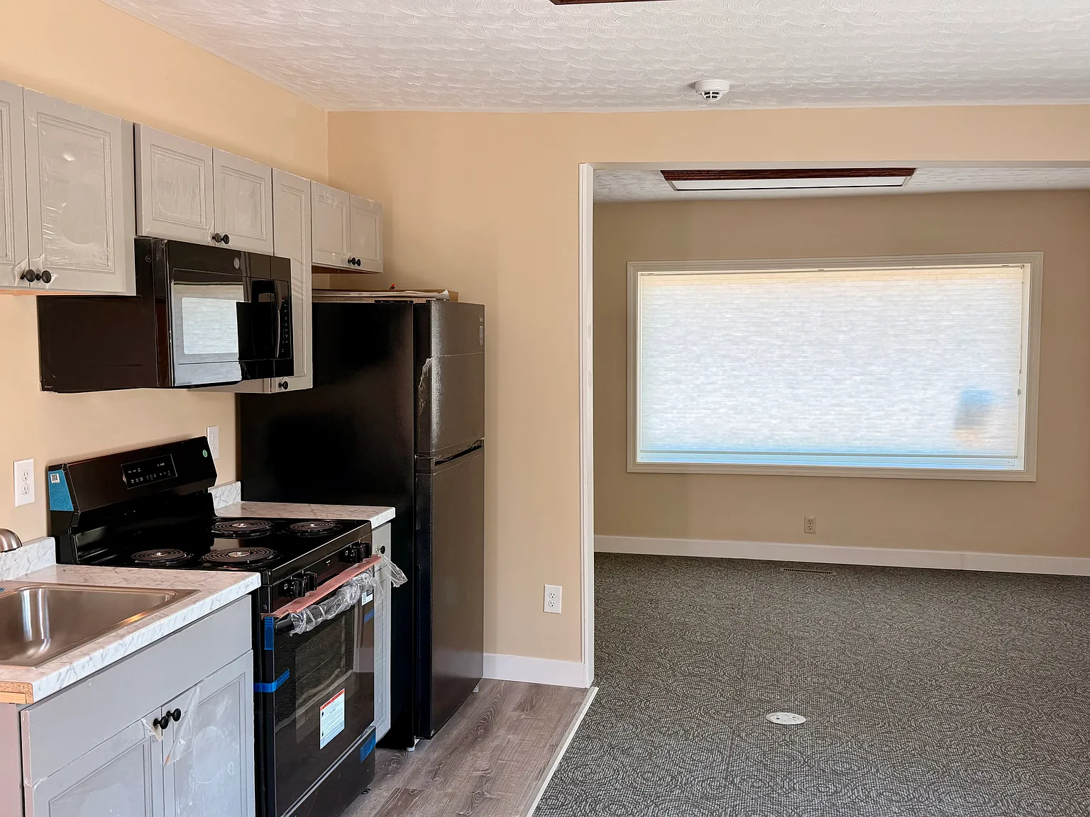 Studio, 570 sqft, $1,375 — Photo 3