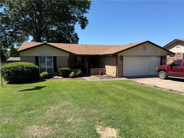 1704 E Edmondson Dr, Sallisaw, OK 74955