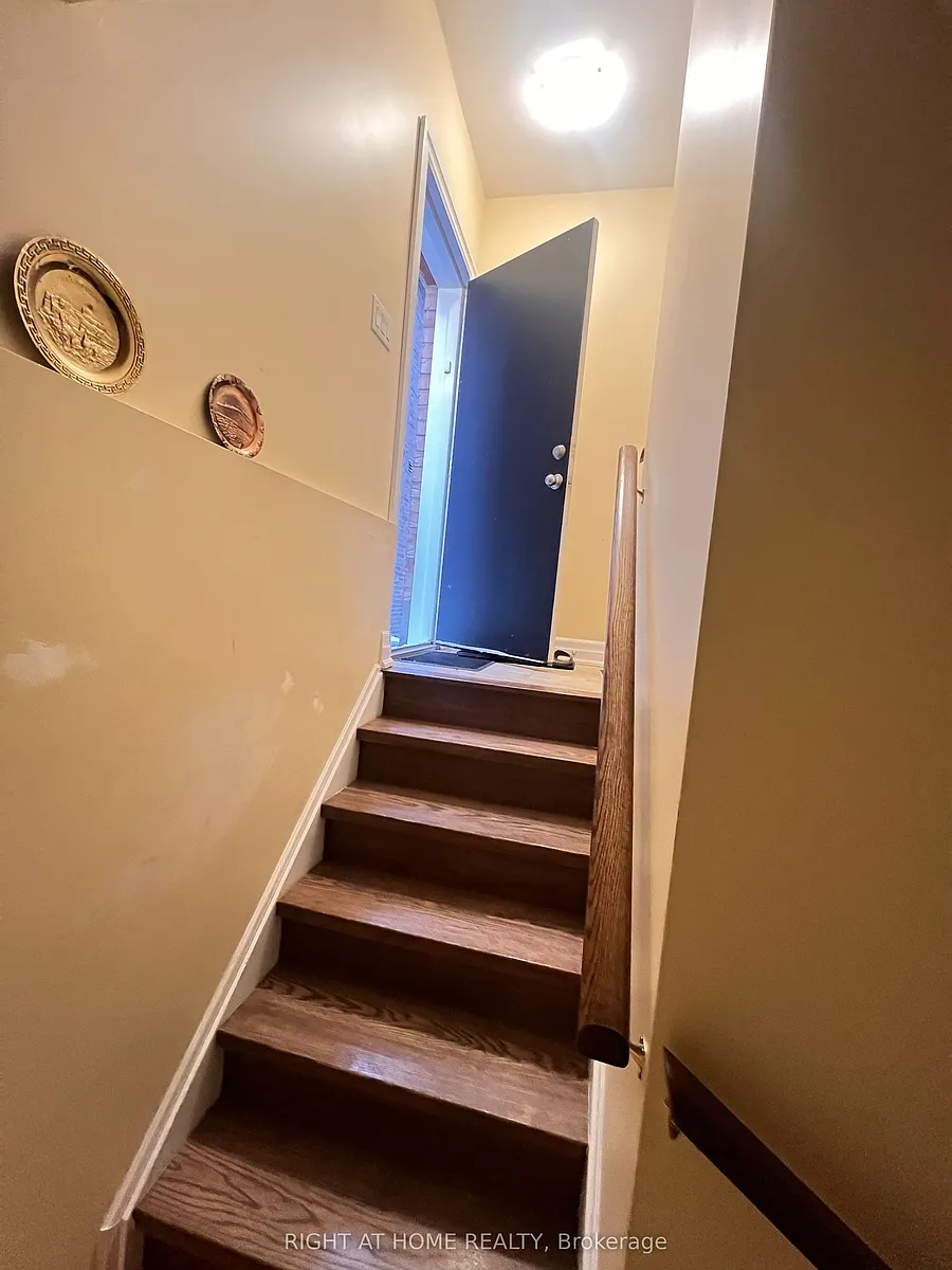 Building Photo - 17 Asterfield Dr E #BASEMENT