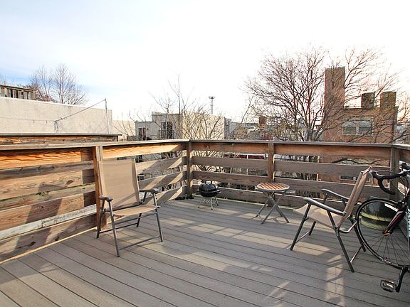 4th image of 2124 Christian St #C